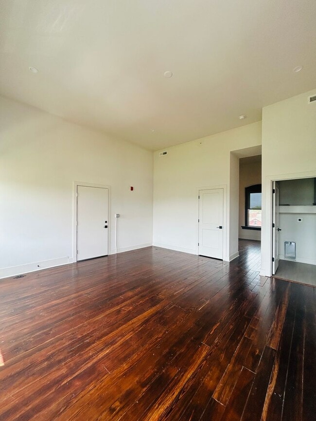 Building Photo - Historic Modern Apartment