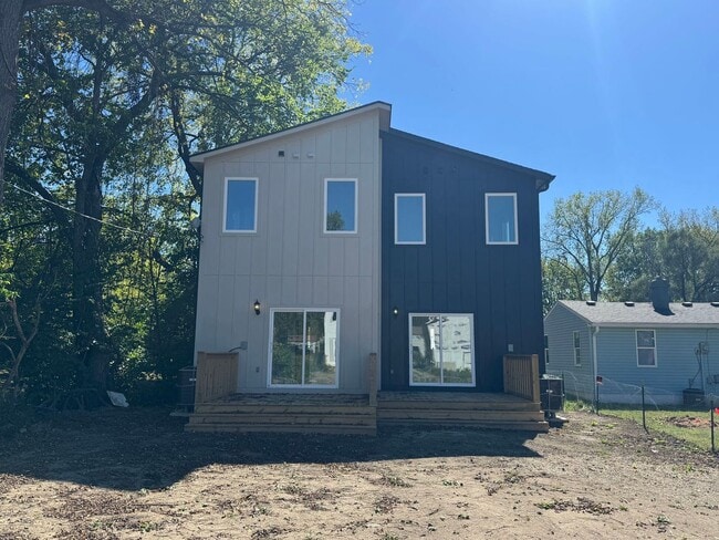 Building Photo - Brand new luxury townhome on the eastside....