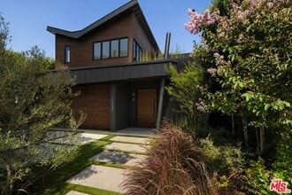 Building Photo - 1130 N Poinsettia Pl