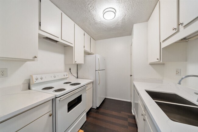 Building Photo - 10053 Westpark Dr