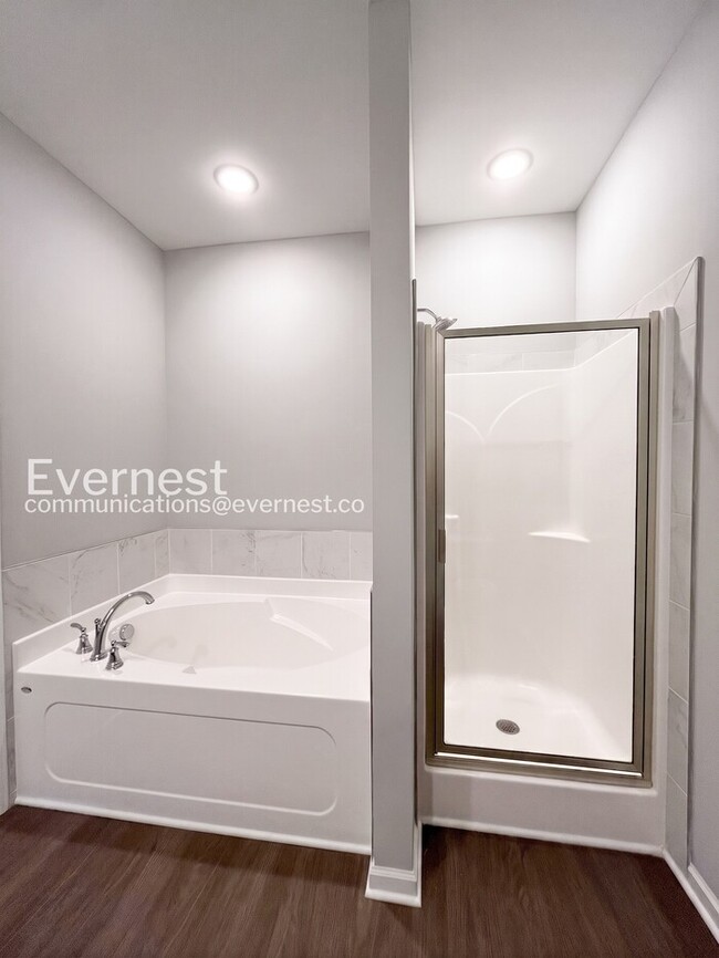Building Photo - Limited Time Special Offer / 4 Bed, 2 Bath Home with and Garage / Pet-Friendly / Vouchers Accepte...