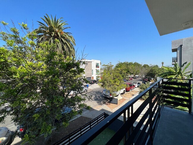 Building Photo - 2416 Carmona Ave