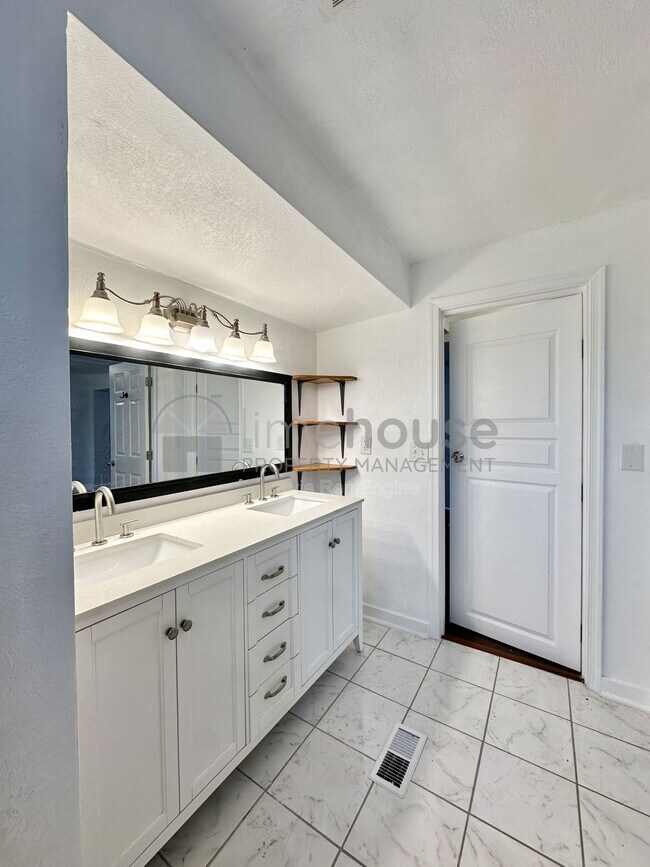 Building Photo - 3428 Thomas St