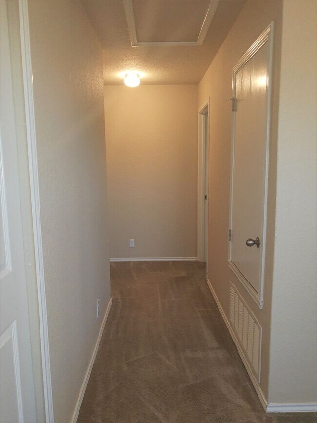 Building Photo - Well Maintained 3 Bedroom Home in Converse