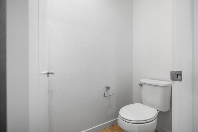 Building Photo - Beautiful Townhome in Desirable Neighborhood!
