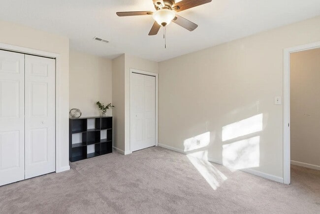 Building Photo - Spacious Townhome in Five Oaks!