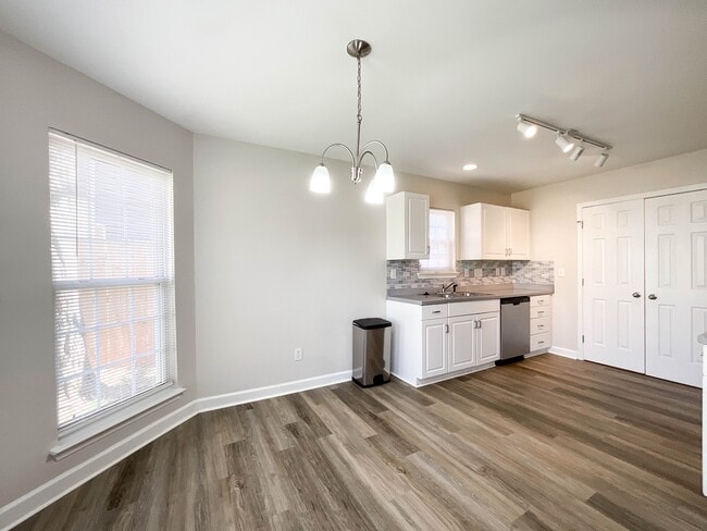 Building Photo - 7305 Rosehall Dr