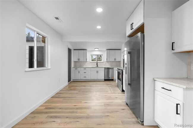 Building Photo - 1445 N Seymour Rd