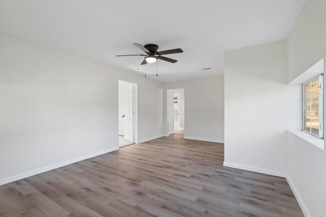 Building Photo - BEAUTIFUL- UPDATED 3 bedroom 1 Bath in Cleburne!