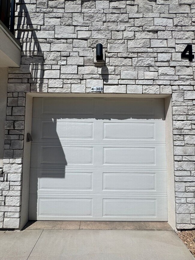 Building Photo - 3 Bed Condo In Desert Color!