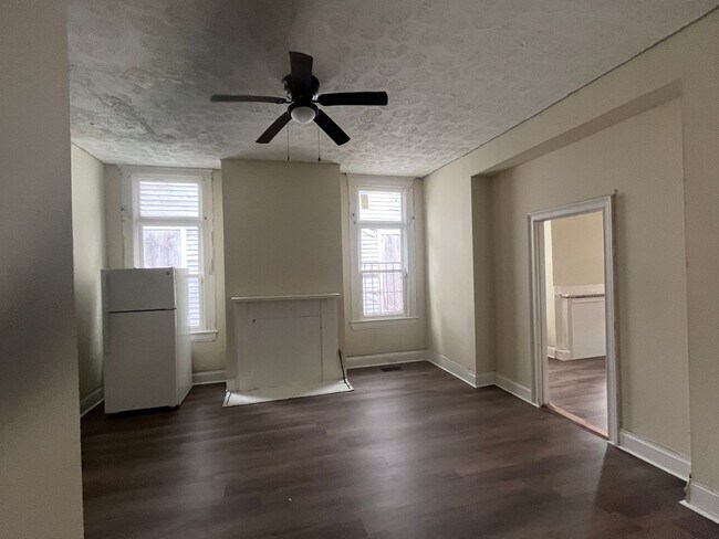 Building Photo - 4 Bedrooms!!