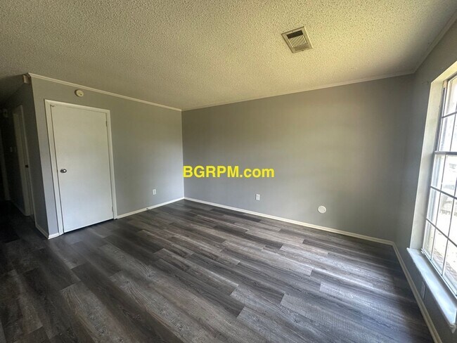 Building Photo - 3 Bd, 1 1/2 BA, home in Jacksonville