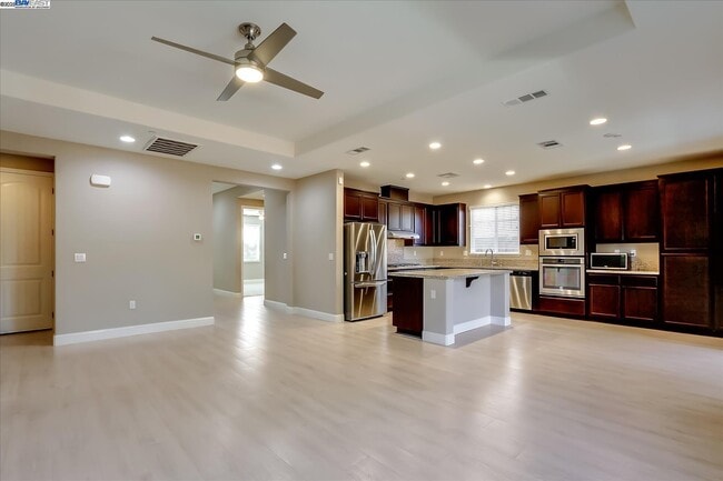 Building Photo - 1610 Chestnut Ct