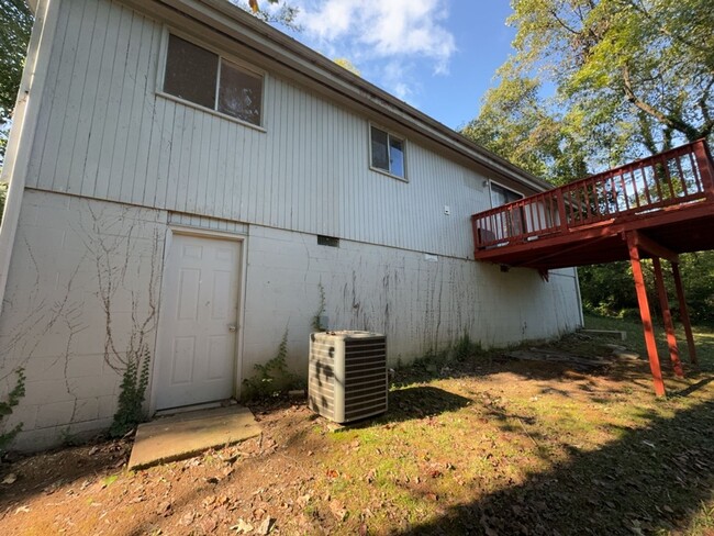 Building Photo - Pet Friendly! 3 bedroom in East Chattanoog...