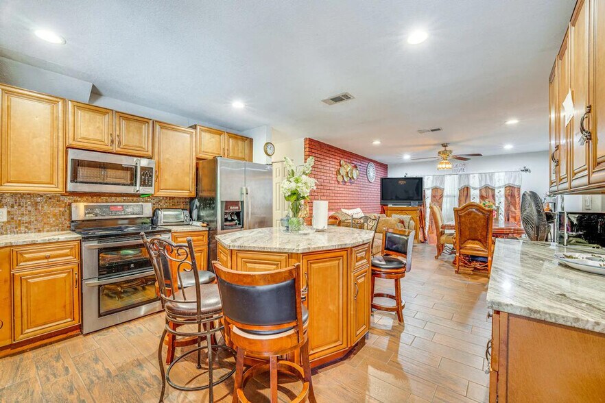 Building Photo - 281 W 18th St