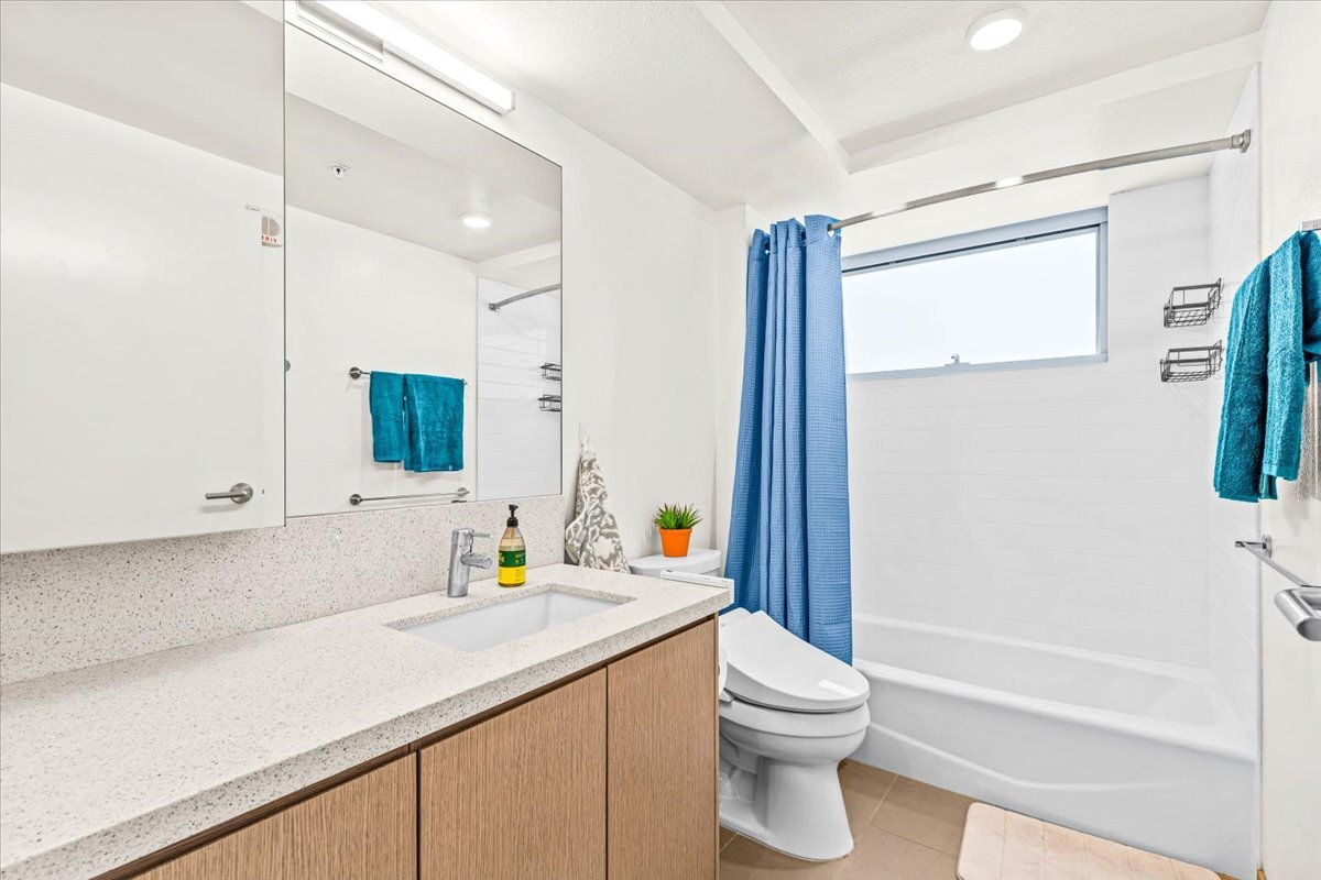 Master Bathroom - 1631 Kapiolani Blvd