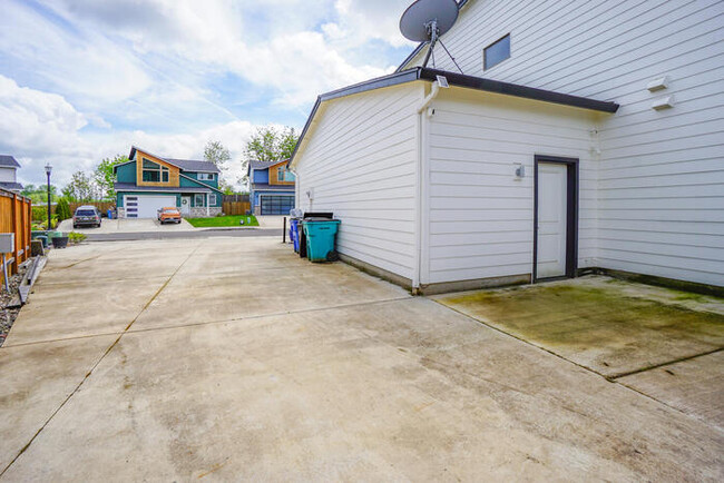 Building Photo - NEWER FOUR BEDROOM NEAR HAZEL DELL