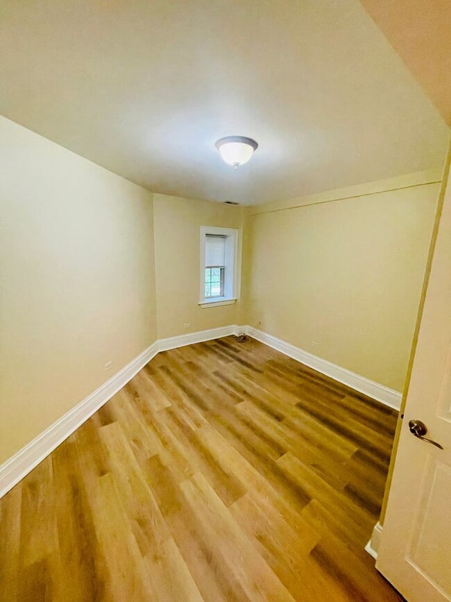 Building Photo - 2050 W Summerdale Ave