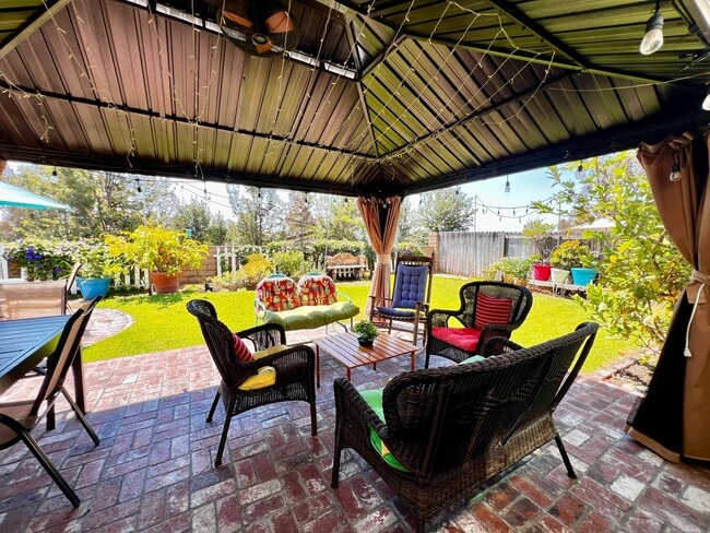 Building Photo - Beautiful 4 bedroom 2 bath House, with man...