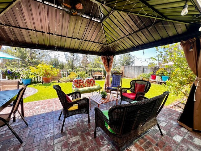 Building Photo - LAKE ACCESS!! Beautiful 4 bedroom 2 bath House, adorable front/back yard