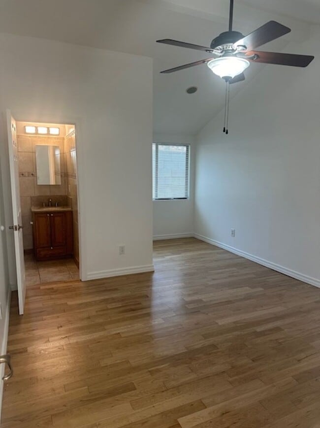 Building Photo - 304 N Francisca Ave