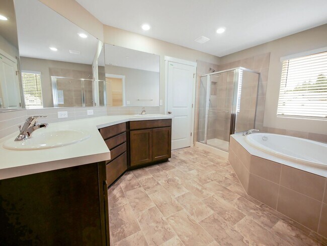Building Photo - 4 Bed and 2.5 Bath Stunning Single-family ...