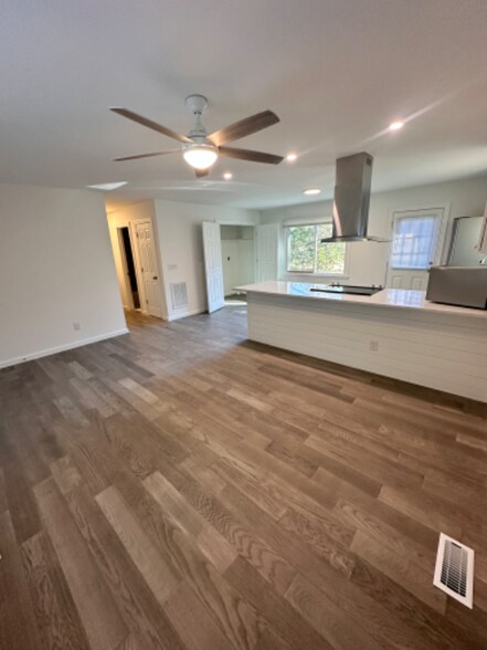 Building Photo - 548 Starling Way