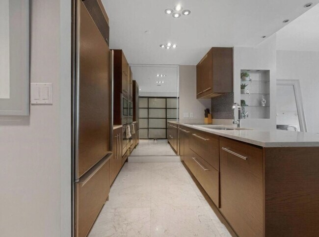 Building Photo - 481 Brickell Ave