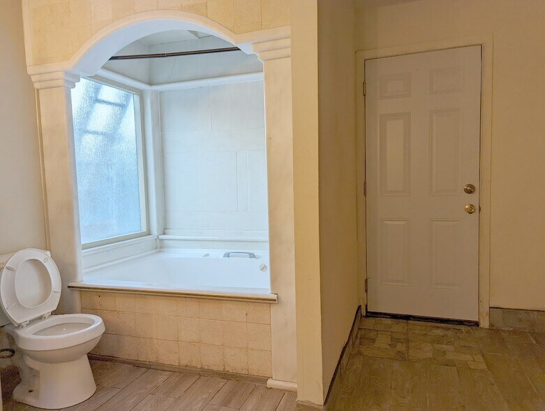 Building Photo - 13690 Westward Dr