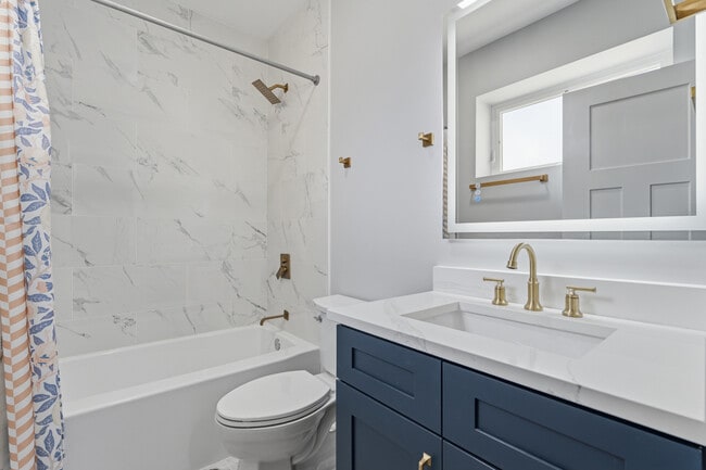 Building Photo - 7428 N Rogers Ave