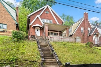 Building Photo - Updated 3 Bed, 1 Bath with Central AC, Laundry in Basement! Available Early June