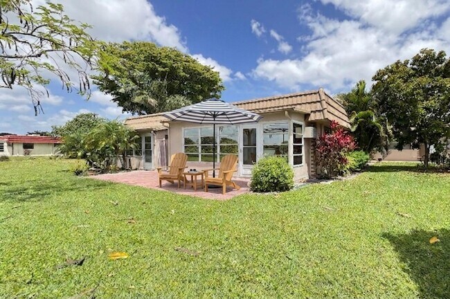 Building Photo - 220 Seville Dr