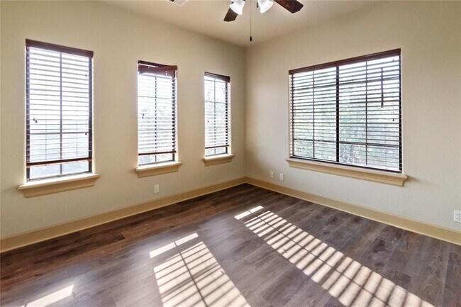 Building Photo - 1702 Lakeway Blvd