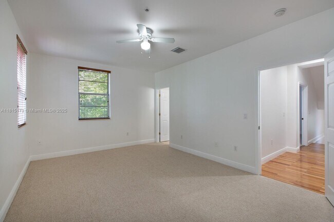 Building Photo - 2913 SW 30th Ct