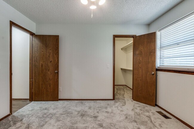 Building Photo - WALK JUST 2 BLOCKS TO EDMOND MEMORIAL – AV...