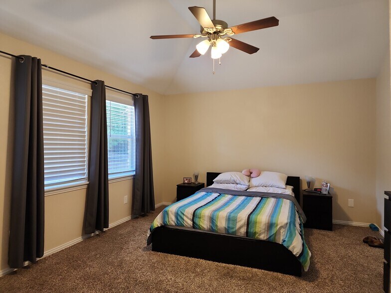 primary bedroom - 605 Blair Dr