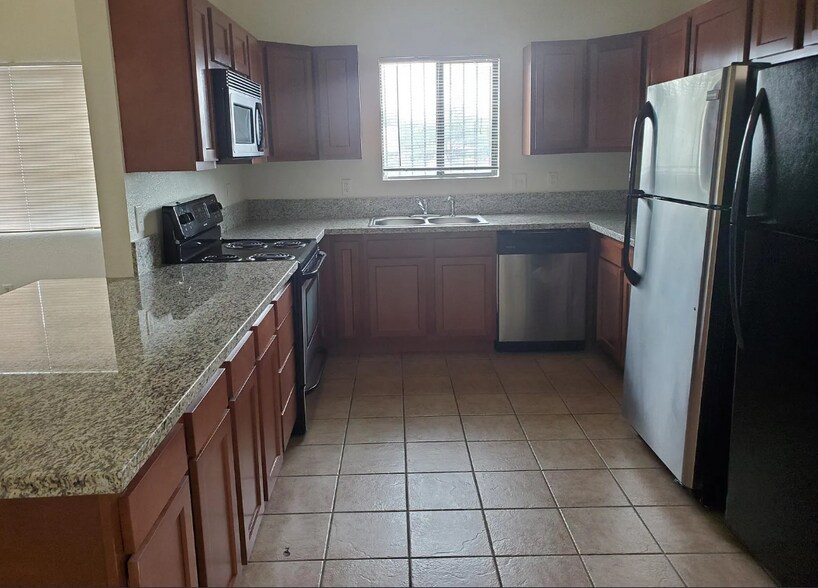 Kitchen - 516 E Waverly St