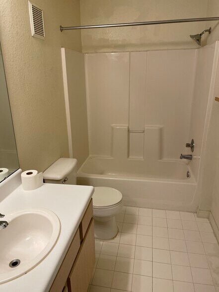 Building Photo - 5455 Vineland Rd