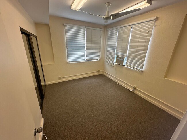 Building Photo - Charming Wilhelmina Rise Home with Stunning Diamond Head & Ocean Views