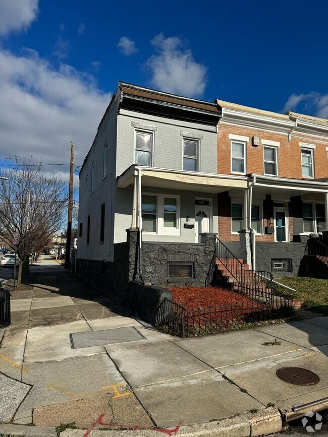 Building Photo - Recently Renovated Three Bed One Bath Read...