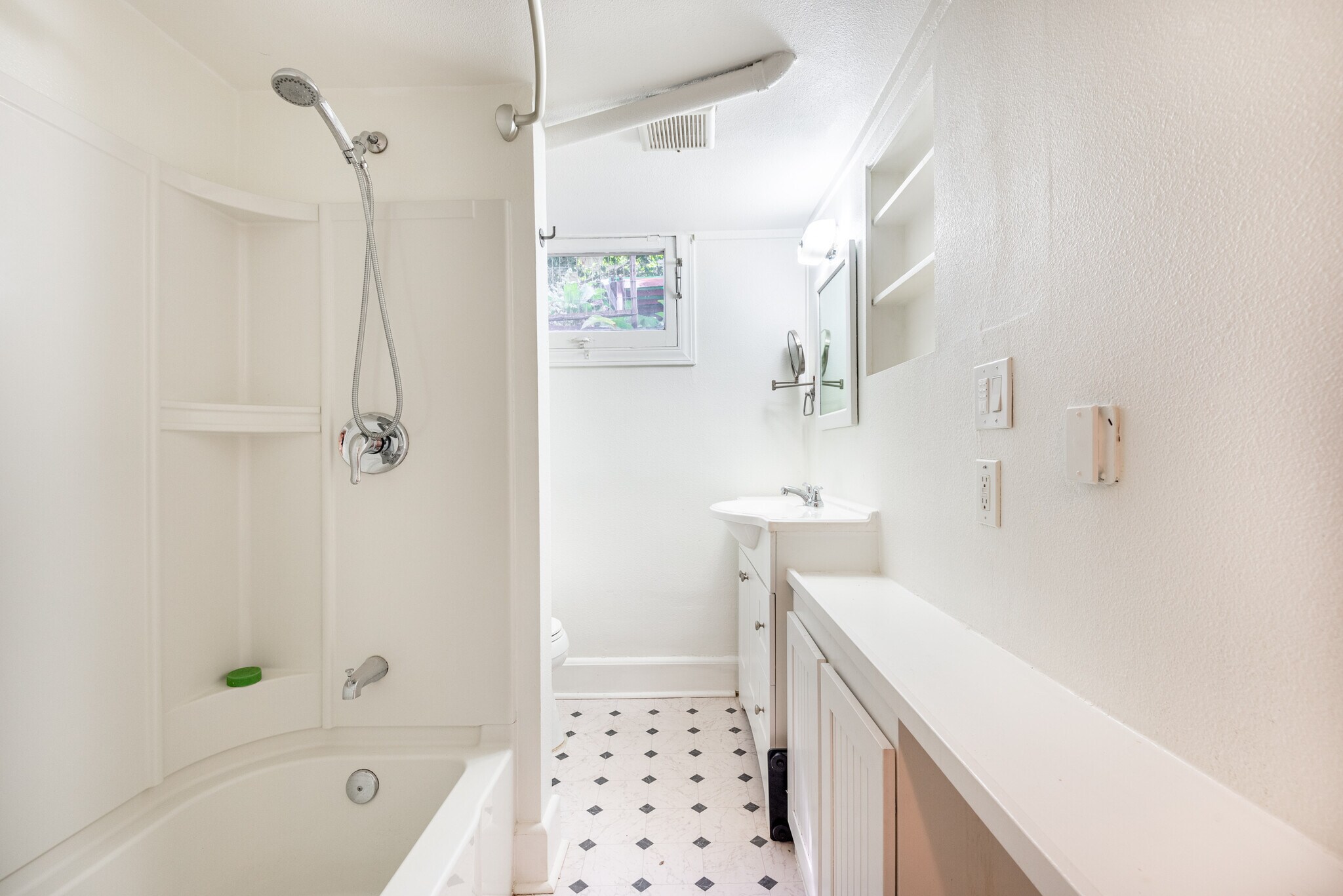 Building Photo - 2306 SE Caruthers St