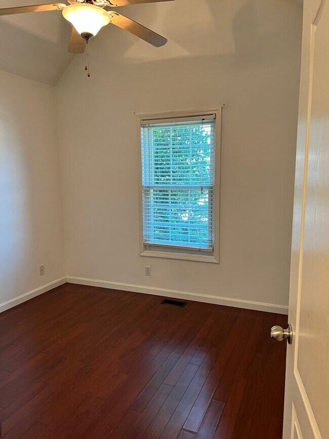 Building Photo - Three bedroom with bonus room and fence!