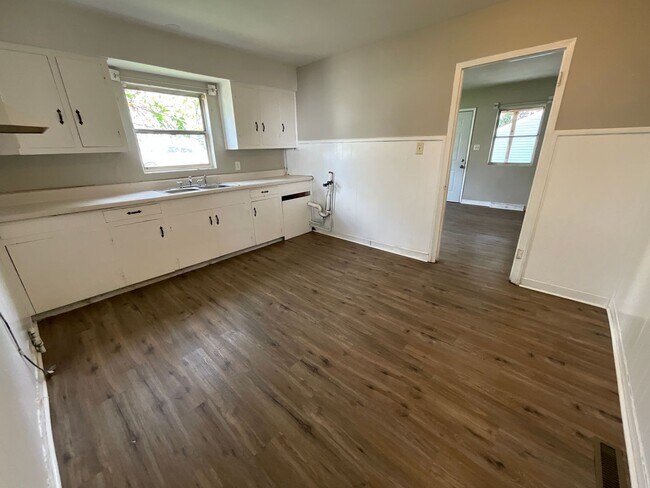 Building Photo - Near High Point University! Three bedroom cottage off University Pkwy in High Point