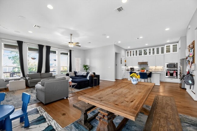 Building Photo - GATED COMMUNITY - 3 BEDROOM