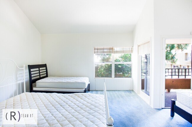 Building Photo - Fully Furnished 3be/3ba Home in Desirable ...