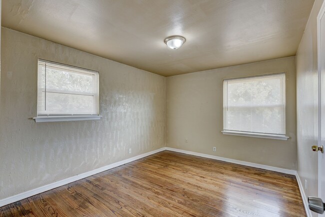 Building Photo - 4 bed,2 bath home in OKC