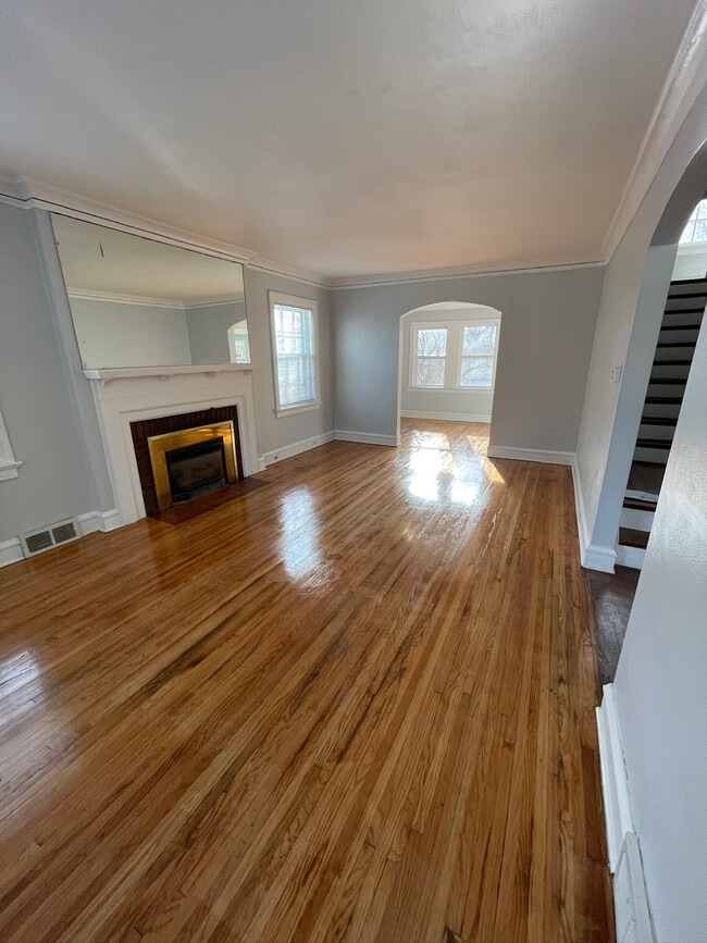 Building Photo - 611 Lincoln Pky