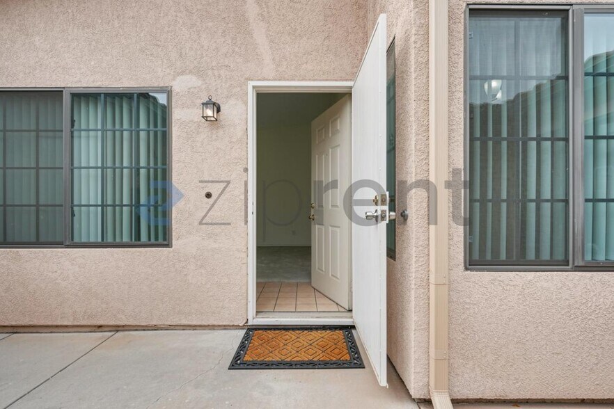Building Photo - Unit