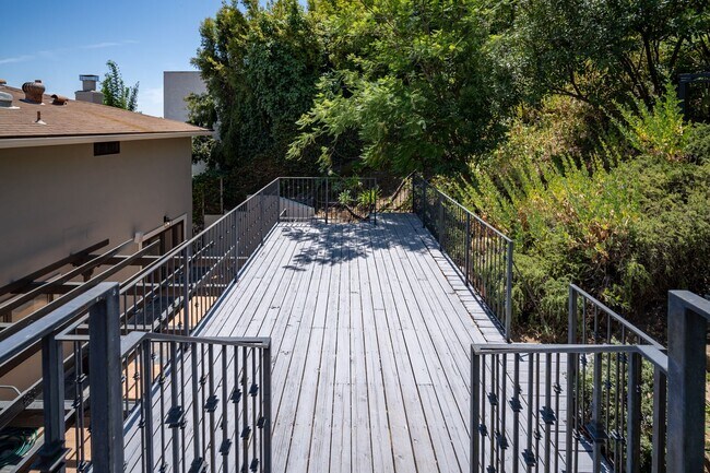 Building Photo - COMING SOON 4-bedroom, 4 bath unit in the desirable Los Feliz