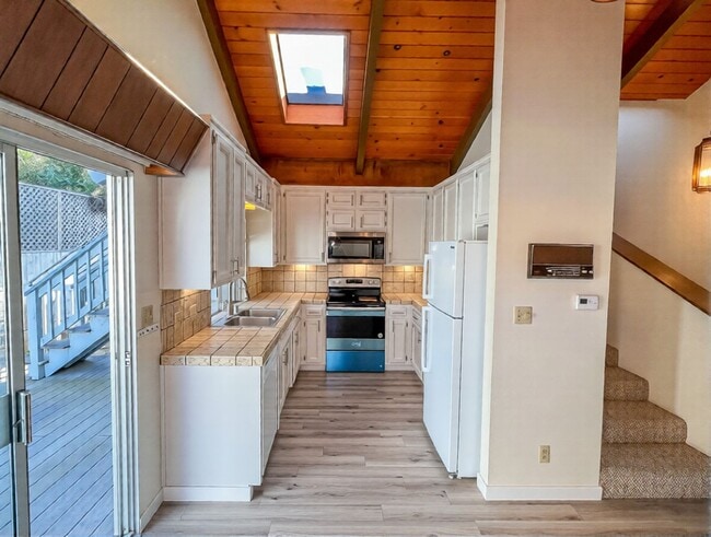 Building Photo - 1618 Square Foot Tri-Level Home in Cayucos with Ocean Views